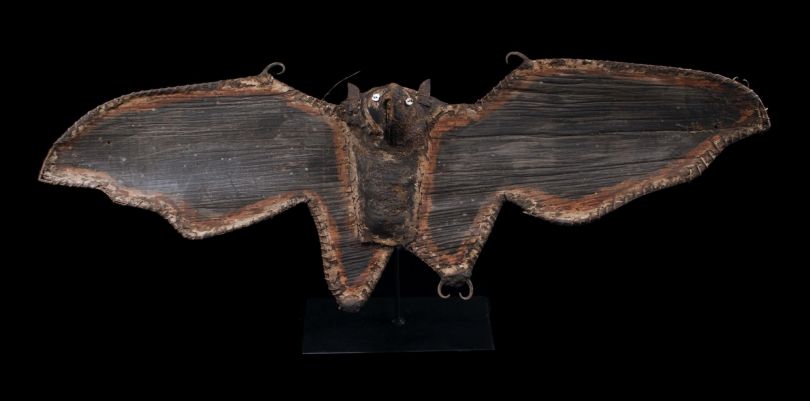 Roussette en corce / Flying fox figure
