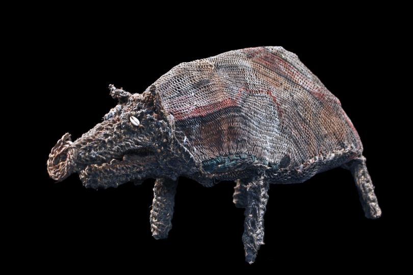 Cochon amulette en fibres / traditional pig figure